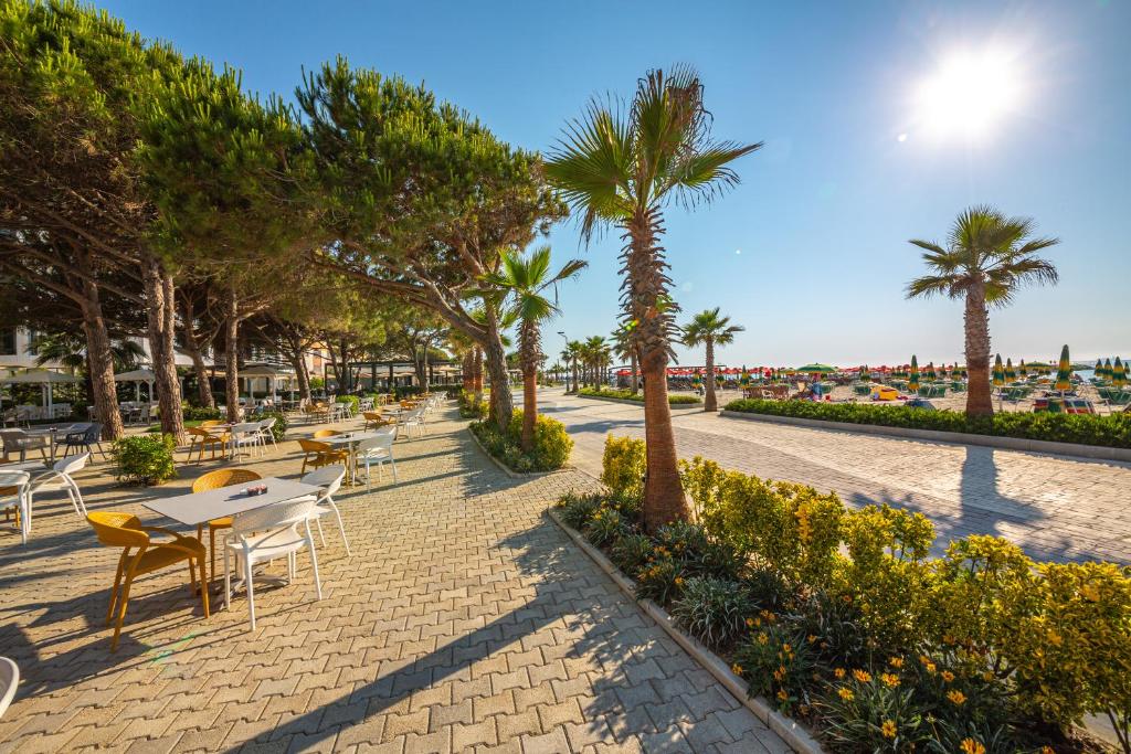 Sunshine Apt at Qerret–Golem Beach