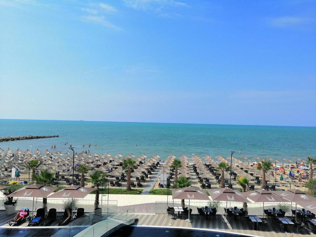 Sunshine Apt at Qerret–Golem Beach